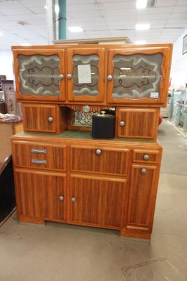 une image d'une armoire en bois avec des portes en verre