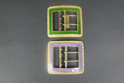 Paire de boucles de ceinture en laiton ciselé, doré et émail…