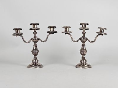 une paire de bougeoirs en métal argenté