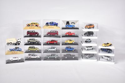 un grand nombre de voitures-jouets dans une vitrine