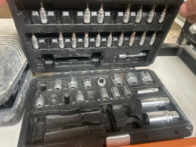 un homme tenant un coffret à outils contenant un ensemble d'outils