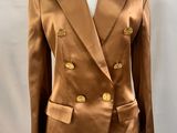 une veste marron sur un mannequin, un mannequin, un mannequin, un mannequin, un mannequin, un mannequin, un mannequin, un mannequin, un mannequin
