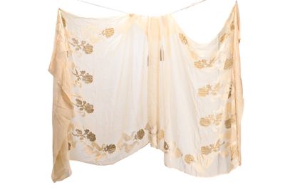une chemise blanche suspendue à une corde à linge