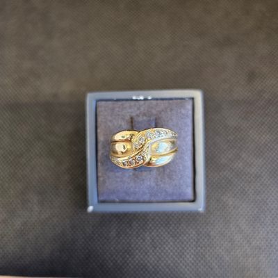 une bague qui se trouve dans une boîte sur une table