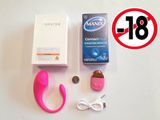 une boîte de préservatifs, un préservatif et un préservatif posé sur une table