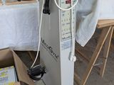 une machine posée sur le sol à côté d'une table