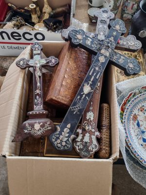 une boîte remplie de croix et d'autres objets posée sur une table