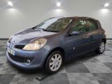 la petite voiture bleue est garée dans une pièce au sol à carreaux