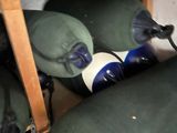 une paire de chaussures et un sac sous une table