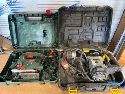 une caisse à outils avec des outils posés sur une table