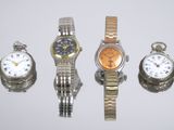 Quatre modèles de montres différents sont présentés sur un fond blanc