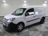 la photo d'une camionnette blanche sur un sol en damier