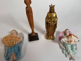 trois figurines d'anges et une statue d'ange sur un socle