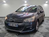 la voiture est garée dans le garage sur le sol en damier