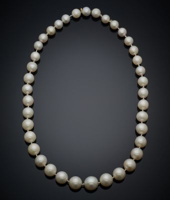 un collier de perles et de diamants