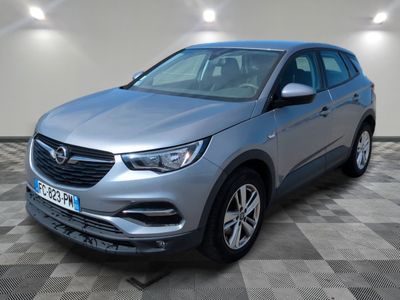 un SUV Opel argenté garé sur un sol à damier
