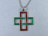 Gros plan sur un collier orné d'une croix