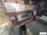 une photo représentant une cuisine équipée d'un four à pizza
