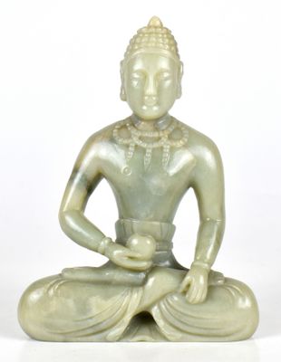 une statue représentant une personne assise en position du lotus