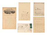 Plusieurs vieilles lettres et enveloppes sont exposées sur une surface blanche
