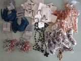 une table sur laquelle sont posés des bijoux