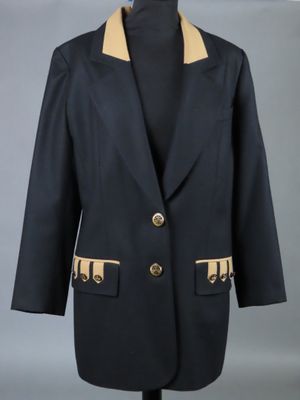 une photo d'une veste noire à boutons dorés sur un mannequin
