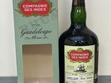 une bouteille de vin à côté d'une boîte sur une table