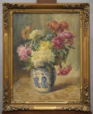 un tableau représentant des fleurs dans un vase bleu et blanc posé sur une table