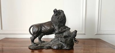 une statue représentant un lion debout sur un rocher posé sur une table