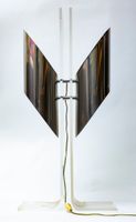 Philippe JEAN (1931-1987). Une lampe à poser en plexiglass e… (photo 2)