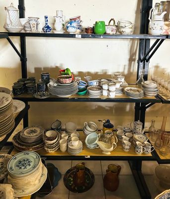 de nombreuses assiettes et bols posés sur une étagère dans une pièce