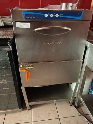 une image d'une cuisine avec une cuisinière et un lave-vaisselle