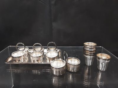une image représentant un plateau avec des tasses et des soucoupes posées sur une table