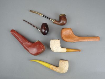 Plusieurs types de pipes sont alignés sur une table