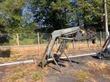 une petite machine qui se trouve au milieu d'un champ