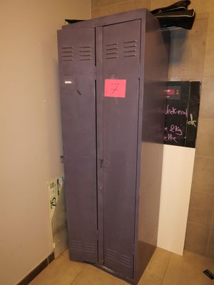 un casier violet dans un coin des toilettes
