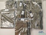 beaucoup de vêtements pour hommes emballés dans des sacs en plastique