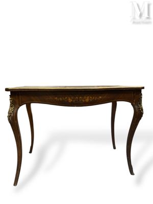Bureau de style louis XV en bois de placage, le plateau rect…