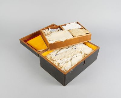 une boîte ouverte contenant deux morceaux de fromage, posée sur une table
