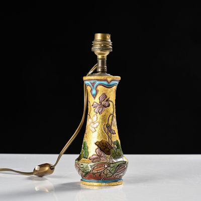 un vase bleu et doré avec une cuillère posée sur la table