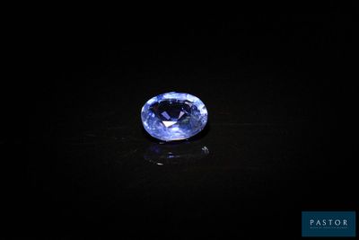 un saphir bleu sur un fond noir