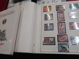 une photo d'un livre contenant des timbres, posé sur une table