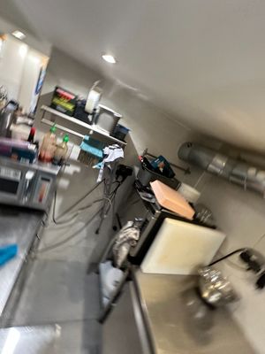 une image d'une cuisine avec beaucoup d'espace de travail