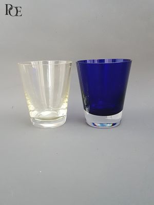 deux verres posés l'un à côté de l'autre sur une table