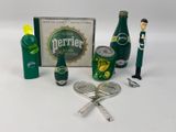 une bouteille de bière, deux raquettes de tennis, une bouteille de soda, une bouteille d'eau et une paire de ciseaux