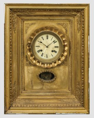 une image représentant une horloge dans un cadre doré, dont le cadran comporte des chiffres romains