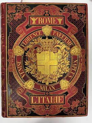 la couverture d'un livre rouge et doré orné d'un emblème doré
