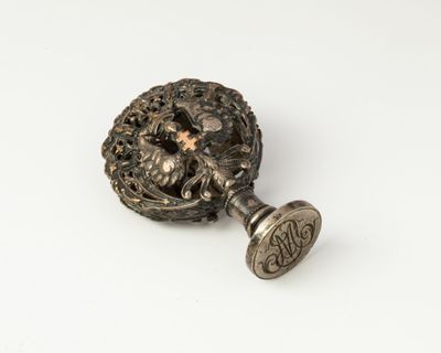 une poignée de porte ancienne en métal argenté ornée d'une tête de lion