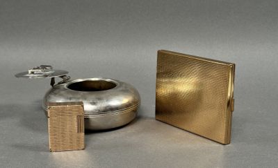un petit objet métallique posé sur une table
