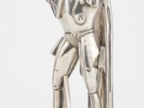 statue en argent représentant un homme avec une épée et un bouclier, sur fond blanc